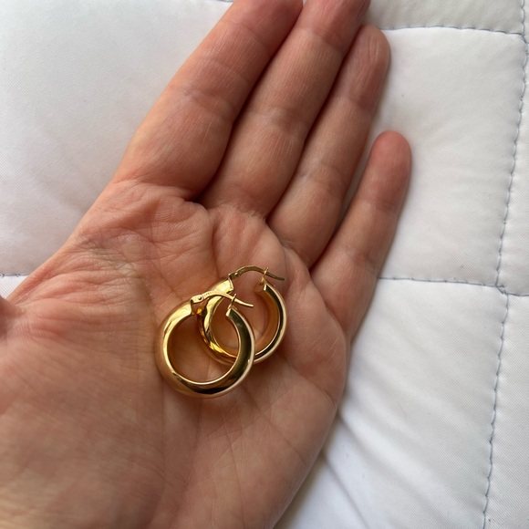 Mejuri Solid 14K Yellow Gold Small Chunky Hoops - Picture 4 of 16